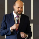 Nas redes sociais, Nelson Wilians mostra sua rotina em palestras